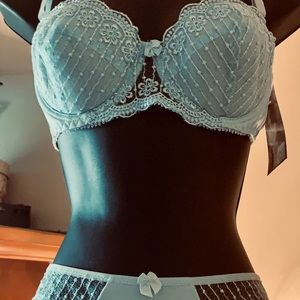 SOLD. Lingerie set. Brasserie and thong.